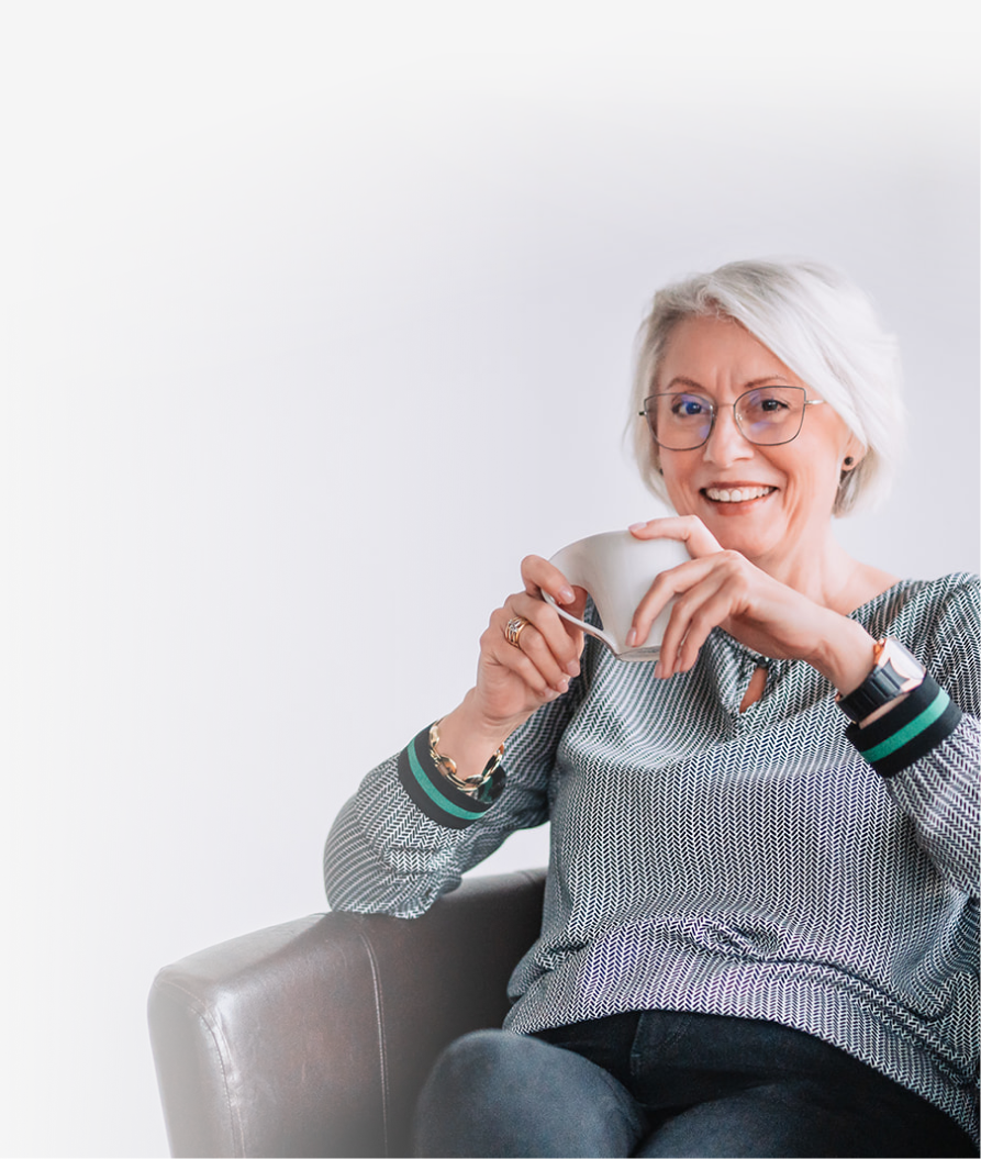 Ruh sitzend mit Heißgetränk. Symbolisch für Beratungsgespräch